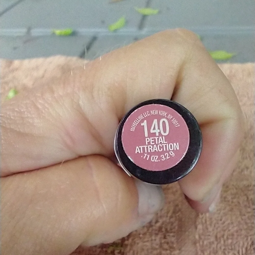 Volume xl seduction plumping lip color 140 petal a